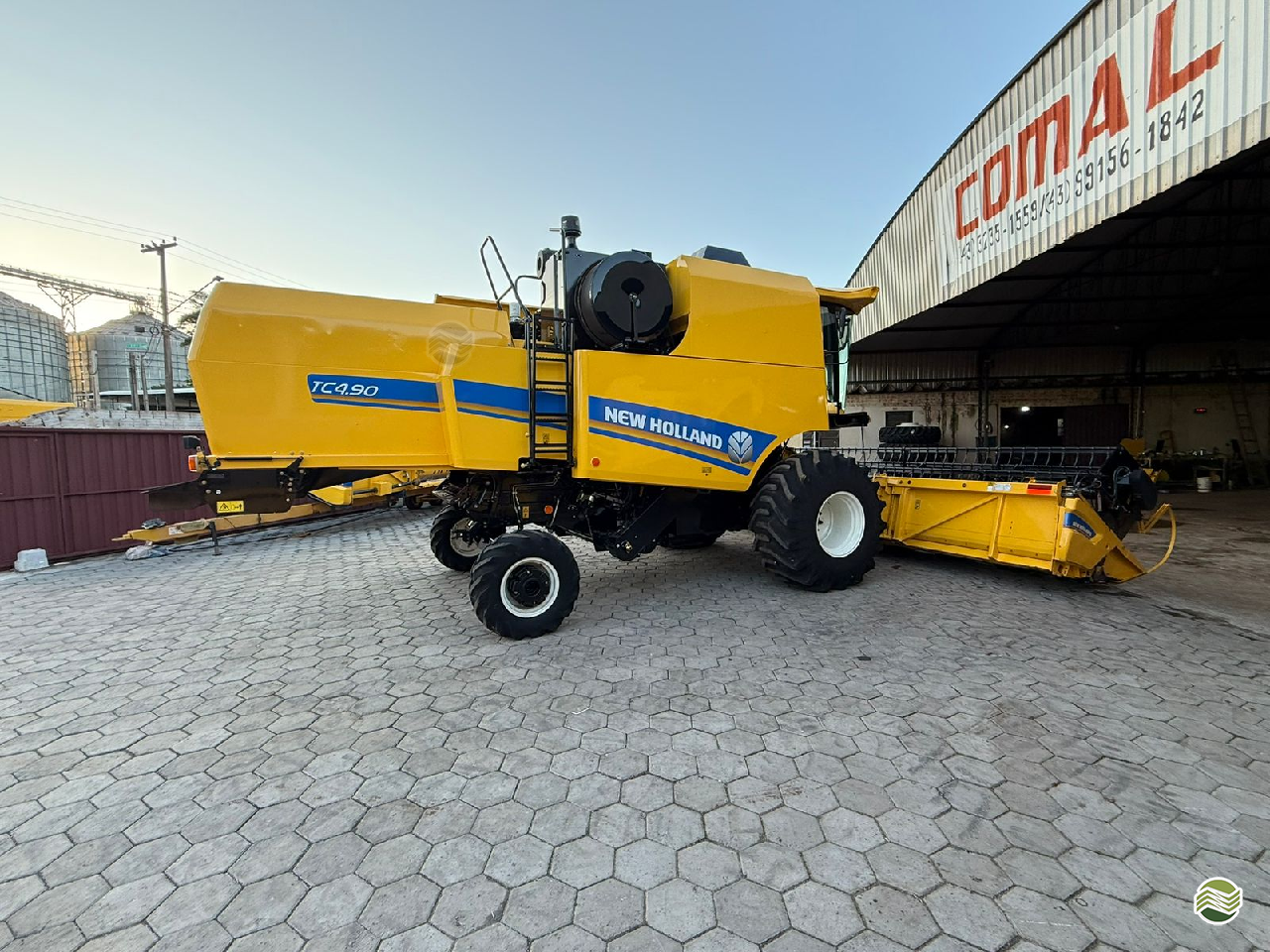 COLHEITADEIRA NEW HOLLAND TC 4.90 Comal Comércio de Máquinas Agrícolas PRIMEIRO DE MAIO PARANÁ PR